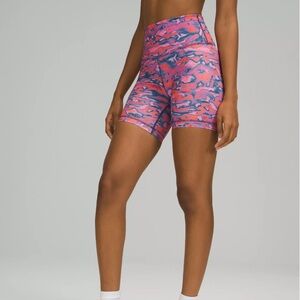 Wunder Train High-Rise Short 6"
Color: Chroma Clash Multi
Size: 4